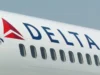 Стюардесса Delta случайно активировала аварийный трап в аэропорту